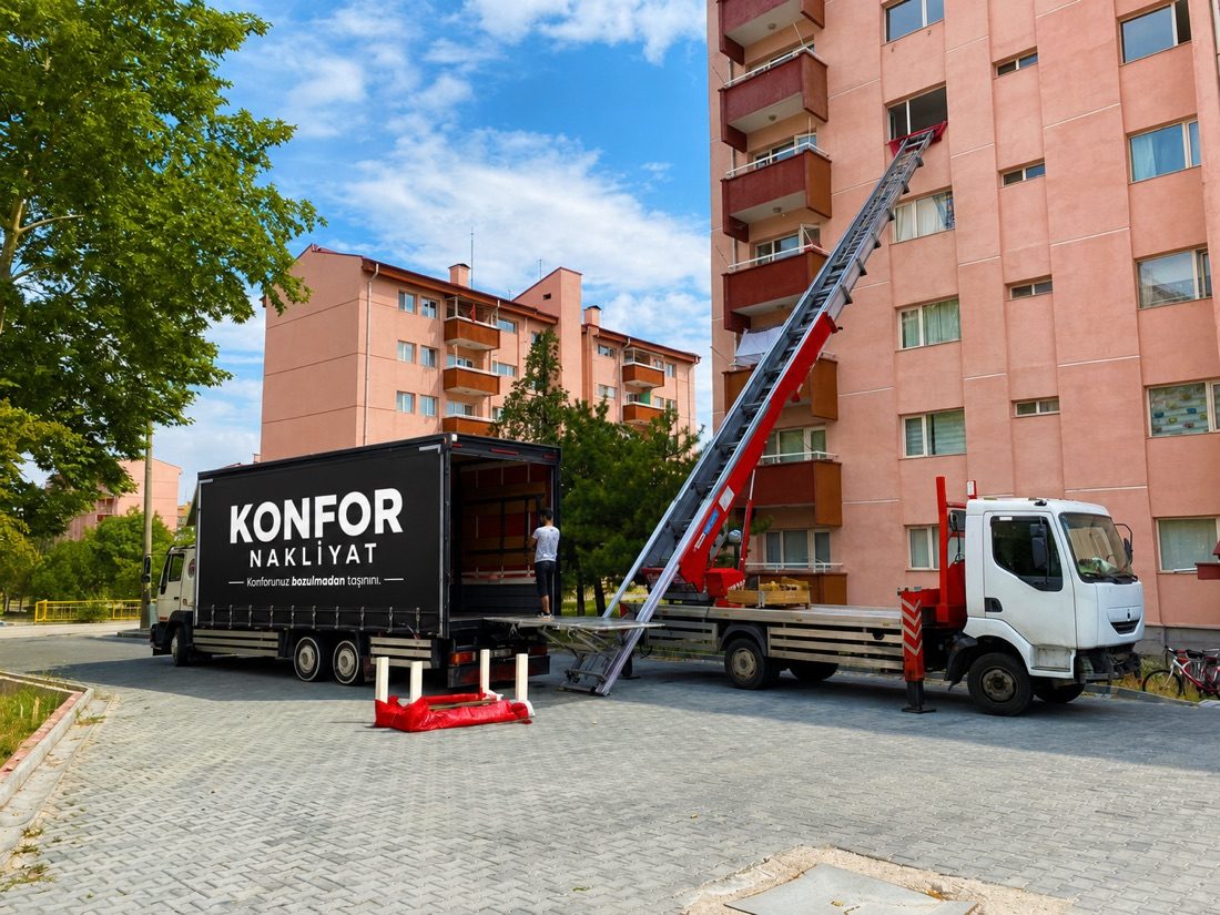 Konfor Nakliyat mobil asansörle yüksek kattan eşya indirme
