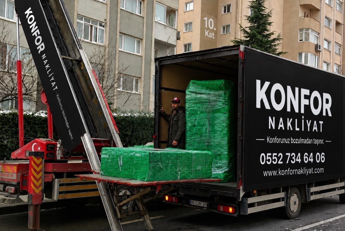 Konfor Nakliyat markalı mobil asansörle 10. kattan indirilen eşyalar araca yükleniyor