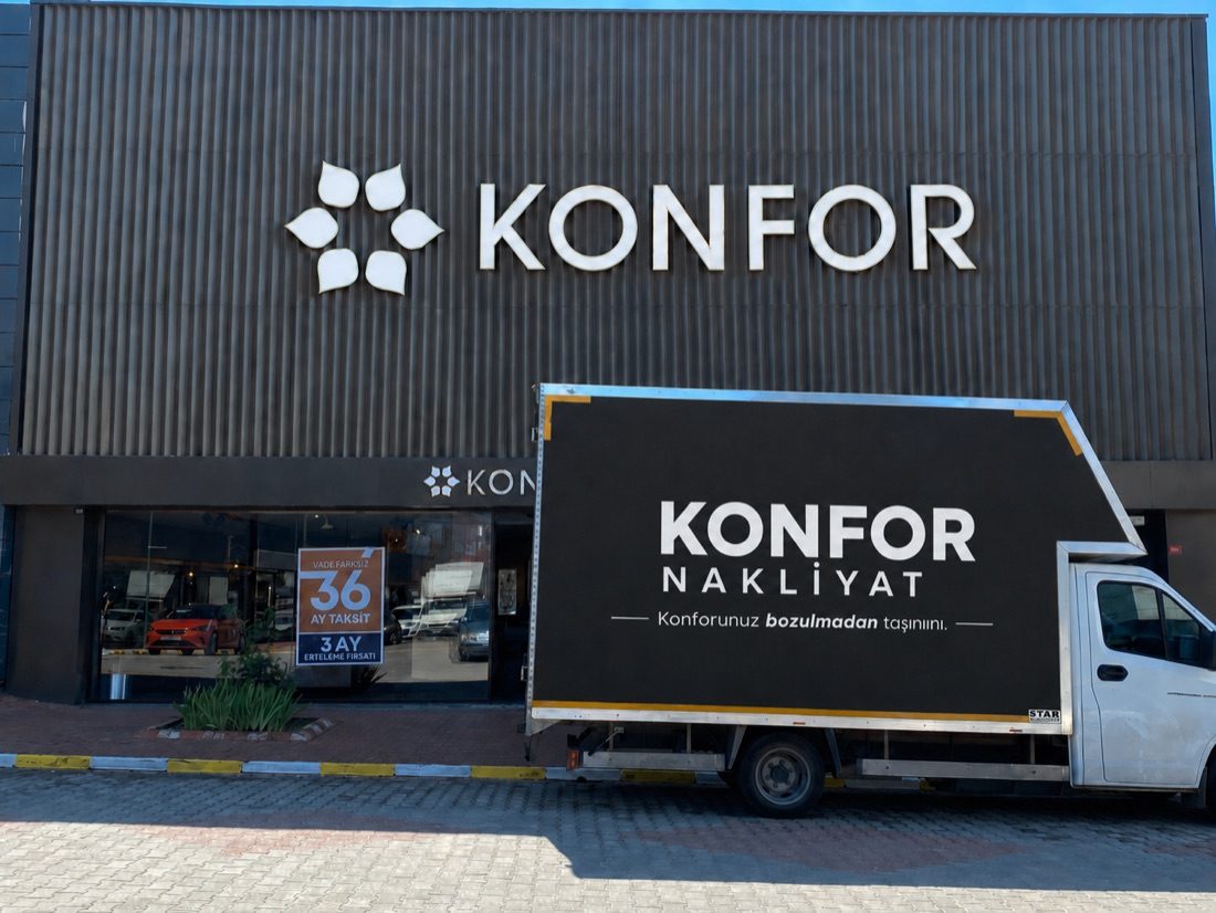 Konfor Nakliyat aracı firma deposu önünde
