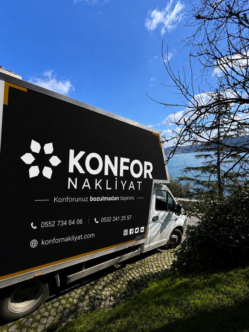 Konfor Nakliyat markalı kapalı kasa nakliye aracı İstanbul Boğazı kıyısında